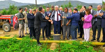Genel Başkanımız Sayın Müsavat Dervişoğlu, İzmir’de patates üreticilerinin ve esnafın dertlerini dinledi.